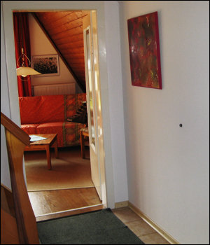 mit Bild an der Wand